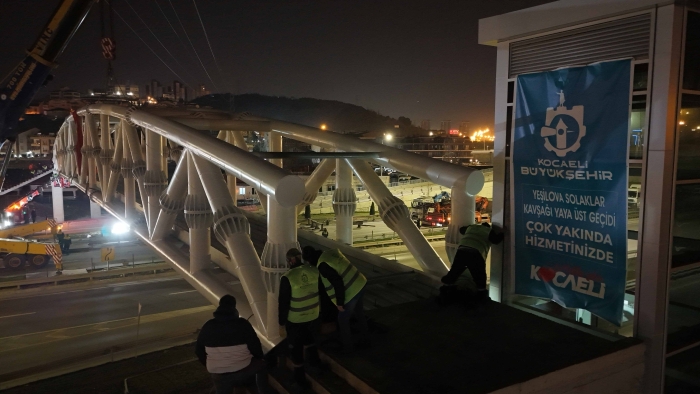 Solaklar Üst Geçidi’nin 120 tonluk çelik aksamı monte edildi  Solaklar’da gece yarısı ‘Üst Geçit’ operasyonu